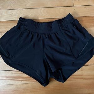 Lululemon hotty hot low rise 2.5 inseam black shorts size 4